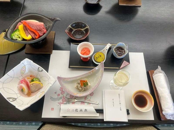 【富山・高岡・砺波エリア発】 きっときと!冬の味覚!ブリ解体ショー&鰤付会席の夕食と 世界遺産 五箇山菅沼合掌造り集落ライトアップ 日帰り2